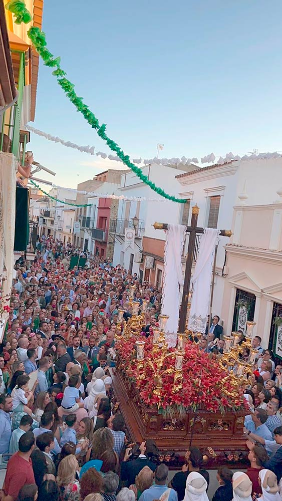 Detalle de la afluencia a la Santa Cruz de Brenes 2023