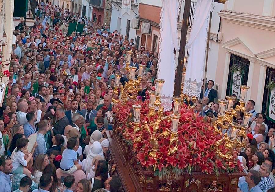 Santa Cruz 2023. Multitudinario seguimiento por el pueblo de Brenes