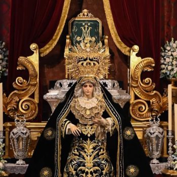 Nuestra Madre, Reina y Soberana, bajó de su Altar para la veneración de su pueblo