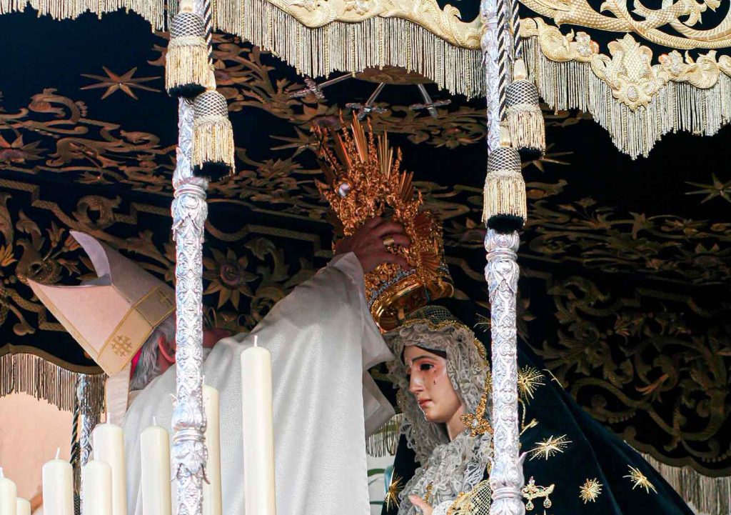 Momento en que el Arzobispo de Sevilla corona a María Santísima de los Dolores en su Soledad