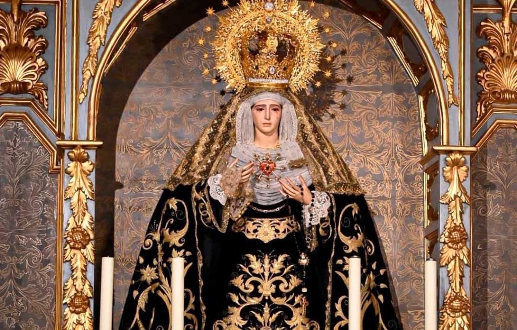 La Virgen de los Dolores Coronada vestida de luto para el día de los difuntos