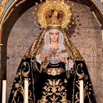 María Santísima de los Dolores en su Soledad Coronada vestida de luto