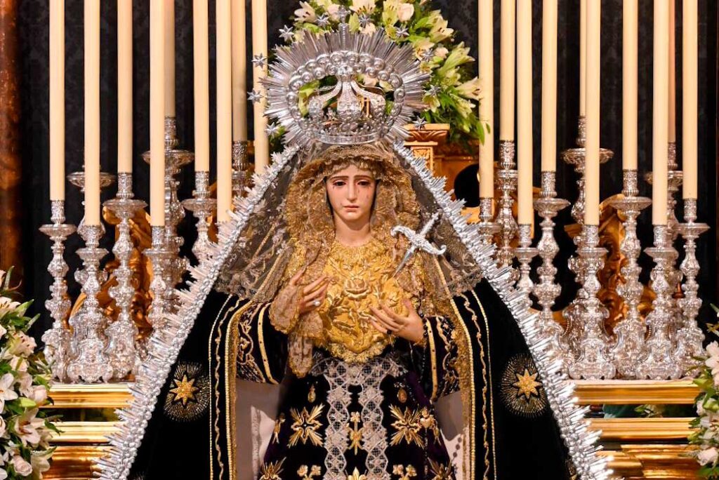 María Santísima de los Dolores en su Soledad Coronada ataviada para el besamanos extraordinario con motivo del Congreso de Hermandades y Piedad Popular