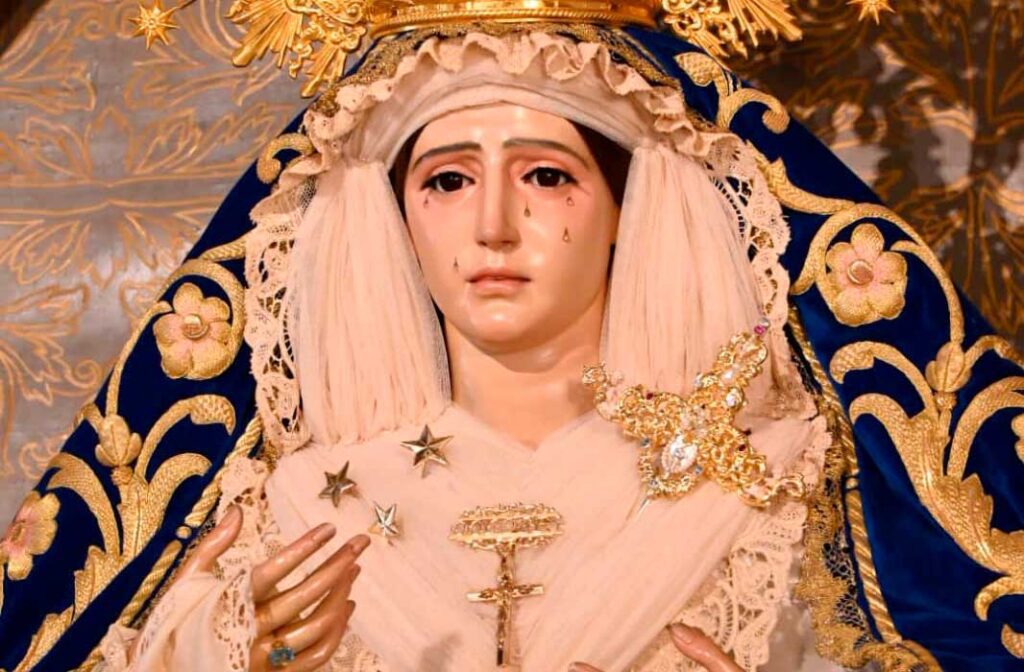 Dolores en su Soledad Coronada ataviada con los colores de la purísima concepción