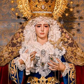 Cambio del vestir de la Virgen para el próximo tiempo litúrgico