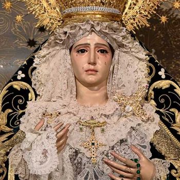 Cambio en el vestir de la Virgen para el tiempo de la Pascua de Resurrección