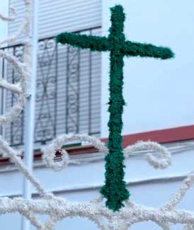 Decoración de calles del recorrido de la Santa Cruz 2025