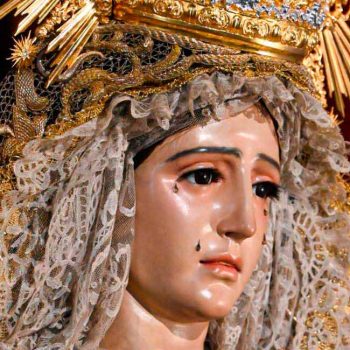 Cambio del vestir de la Virgen para la celebración del I Aniversario de su Coronación Canónica