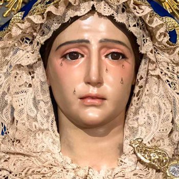 Cambio del vestir de la Virgen por la festividad del Corpus Christi