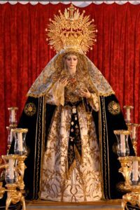 Cambio en el vestir de la Virgen para el Rosario de Reglas por el I Aniversario de la Coronación