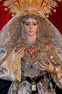 Cambio en el vestir de la Virgen para el Rosario de Reglas por el I Aniversario de la Coronación