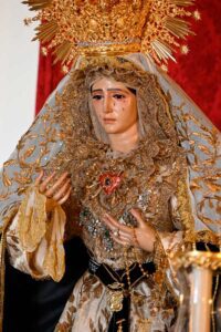 Cambio en el vestir de la Virgen para el Rosario de Reglas por el I Aniversario de la Coronación
