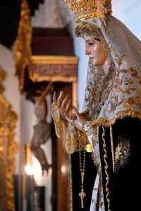 Cambio en el vestir de la Virgen para el Rosario de Reglas por el I Aniversario de la Coronación