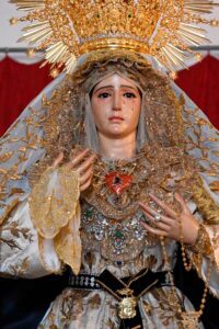 Cambio en el vestir de la Virgen para el Rosario de Reglas por el I Aniversario de la Coronación