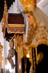 Cambio en el vestir de la Virgen para el Rosario de Reglas por el I Aniversario de la Coronación