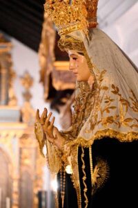 Cambio en el vestir de la Virgen para el Rosario de Reglas por el I Aniversario de la Coronación