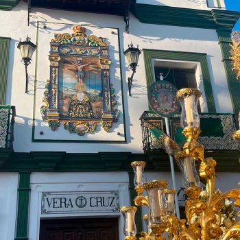 Cambio en el vestir de la Virgen para el Rosario de Reglas por el I Aniversario de la Coronación