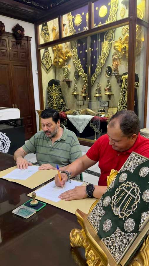 nuestro Hermano Mayor, ha firmado esta tarde de agosto el contrato con la Agrupación Musical Nuestra Señora de Valme, de Dos Hermanas,
