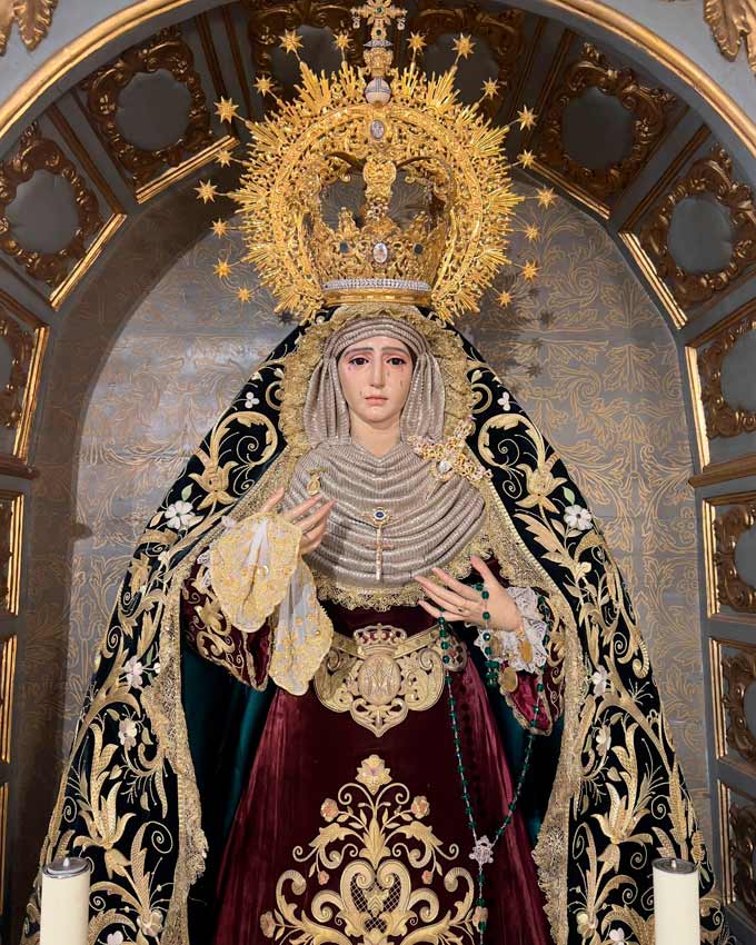 Cambio en el vestir de la Virgen de los Dolores en su Soledad Coronada