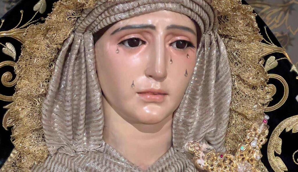 Cambio en el vestir de la Virgen de los Dolores en su Soledad Coronada