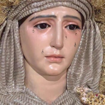 Cambio en el vestir de la Virgen de los Dolores en su Soledad Coronada