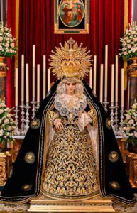 Vestida de reina, coronada por su pueblo fiel y devoto, preside ya nuestra bendita madre el altar dispuesto para su función principal y besamanos.