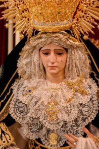 Vestida de reina, coronada por su pueblo fiel y devoto, preside ya nuestra bendita madre el altar dispuesto para su función principal y besamanos.