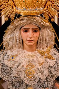 Vestida de reina, coronada por su pueblo fiel y devoto, preside ya nuestra bendita madre el altar dispuesto para su función principal y besamanos.