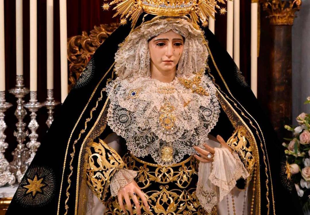 Vestida de reina, coronada por su pueblo fiel y devoto, preside ya nuestra bendita madre el altar dispuesto para su función principal y besamanos.