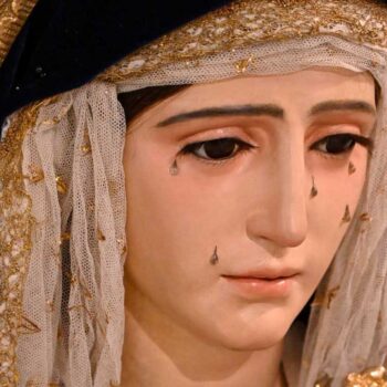 Cambio del vestir de la Virgen