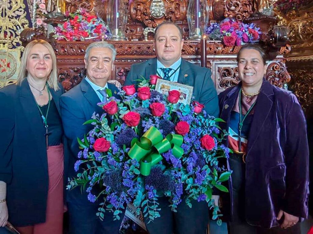 nuestra Hermandad de la Veracruz ha tenido el honor de realizar la ofrenda floral a nuestra querida hermandad del Gran Poder de Brenes.
