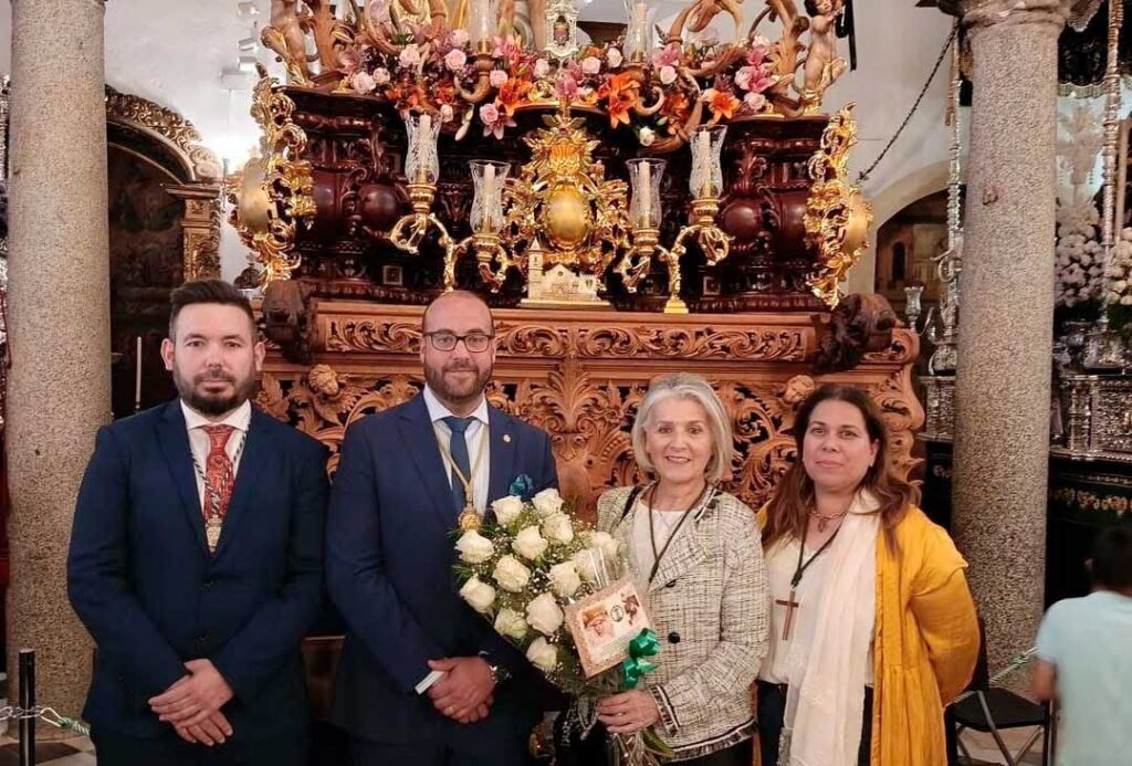 Represetnación de la Hermandad de la Vera Cruz y del Resucitado de La Rinconada ante el paso procesional