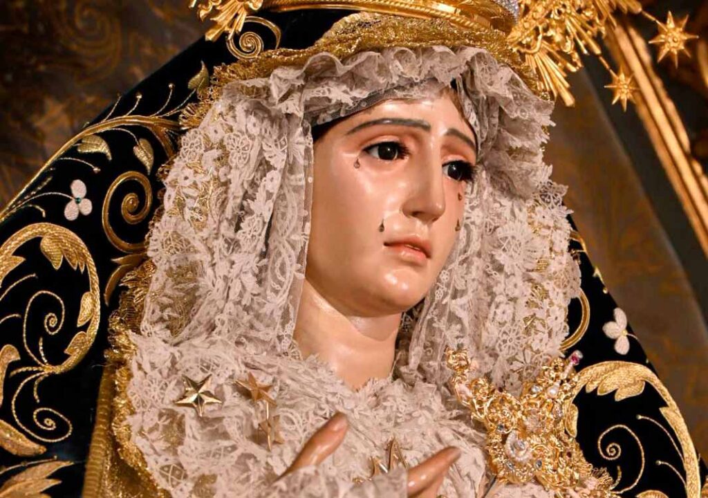 Cambio en el vestir de la virgen en honor de los cultos de la Santa Cruz
