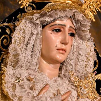 Cambio en el vestir de la Virgen para los Cultos en honor a la Santa Cruz
