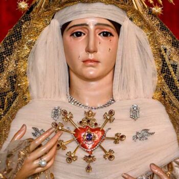 Cambio en el vestir de la Virgen para la celebración del Rosario de Reglas por el II Aniversario de la Coronación